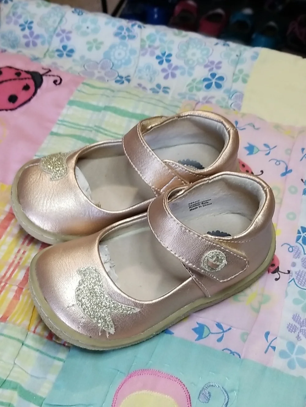 Livie & Luca Metallic Rose Gold Mary Janes with Gold Glitter Bird Size 7 Pio